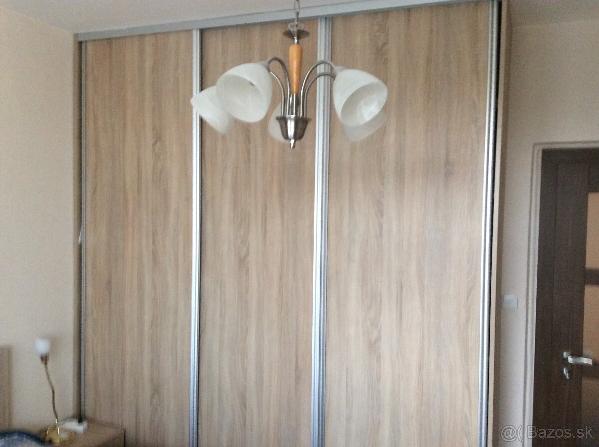 Predam rolldor skrinu a dve komody.