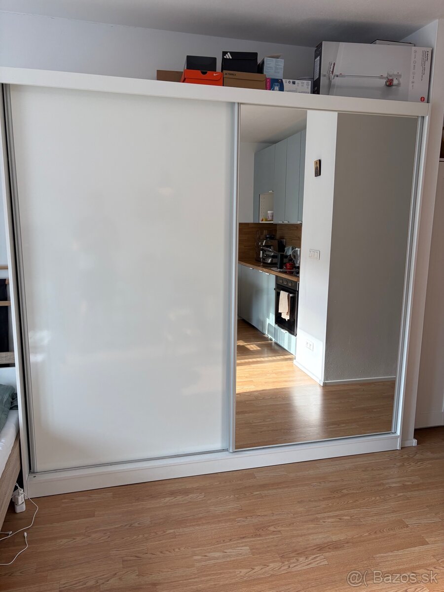 Skriňa šatníková biela