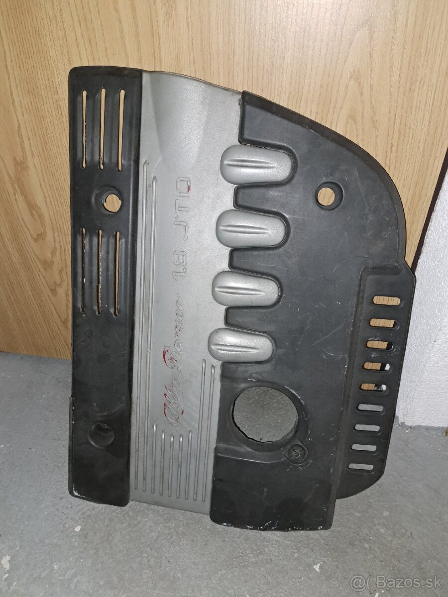 Kryt motora Alfa Romeo 147