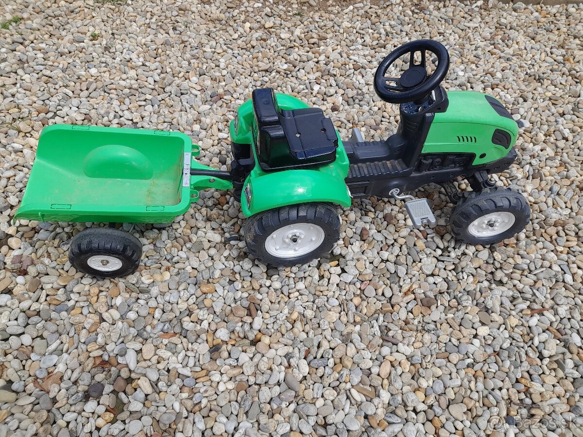 Predám detský šlapací traktor s vlečkou