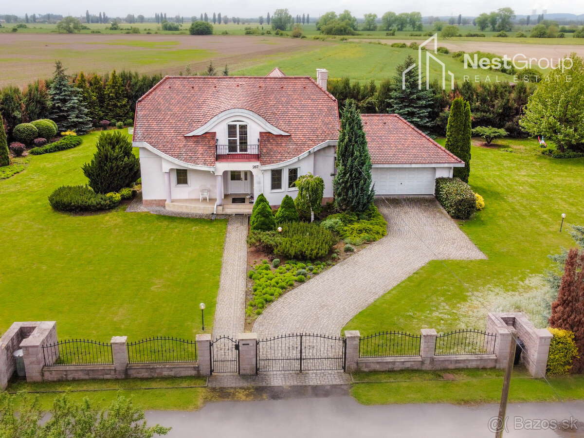 POZEMOK 16 500 m2, IBA 3 km OD LEVÍC,RODINNÁ VILA, DVOJGARÁŽ