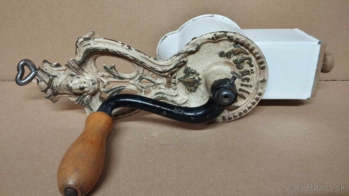 Krásný zdobený mlynek na strouhanku JUGENDSTIL