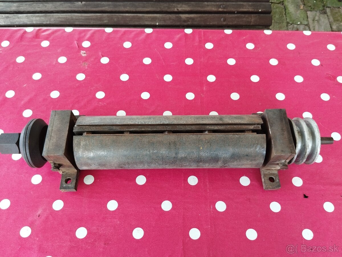 Predám hobľovací trojnožový valec na hobľovačku