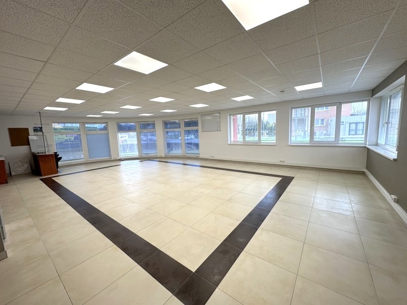 Priestranný obchodný priestor prízemie 105 m2 Galanta