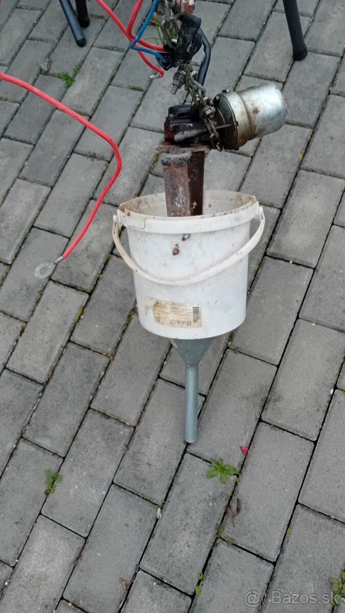 Stroj na nútený výkrm husí a kačíc