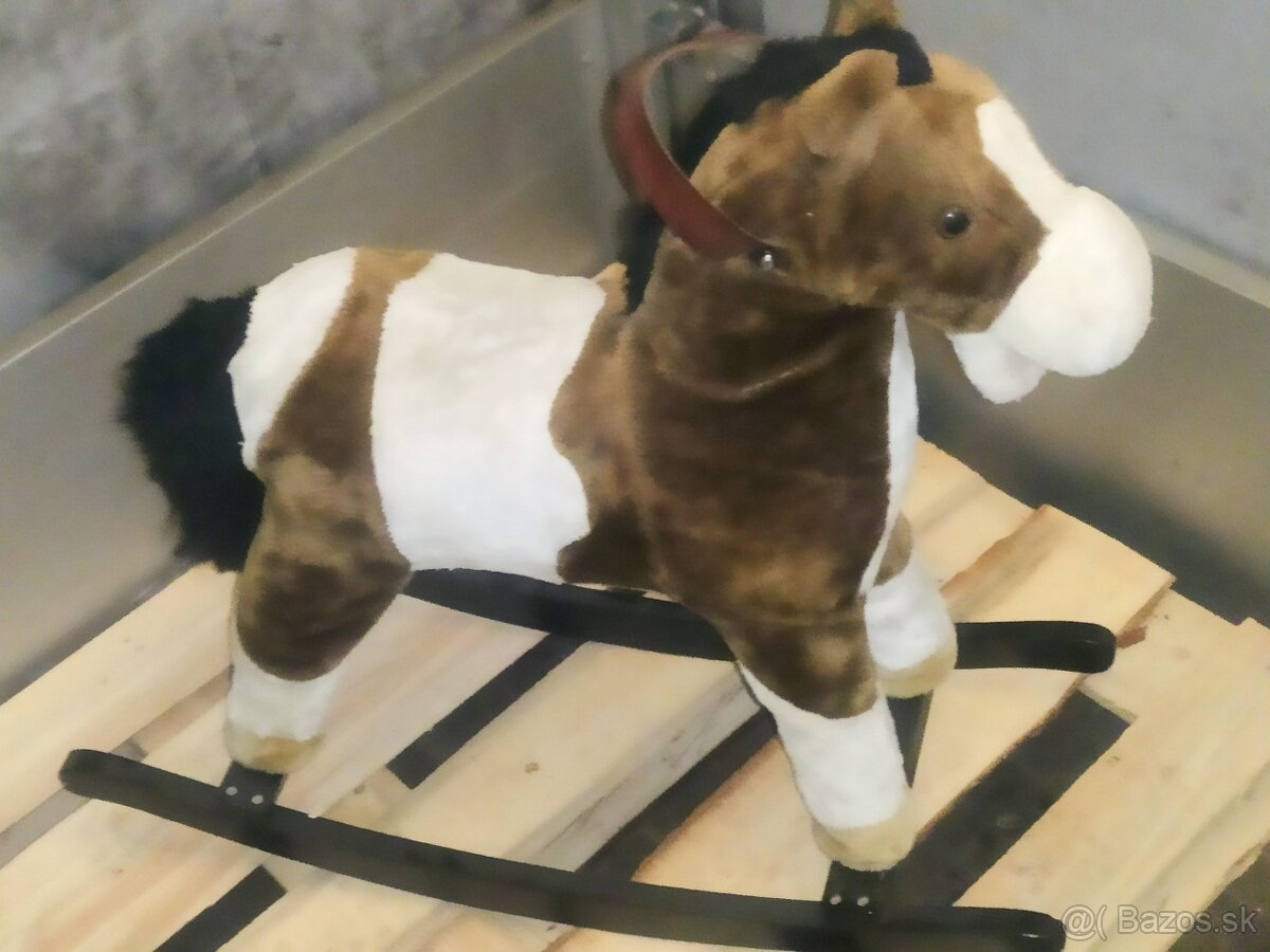 Starý krásny drevený hojdací koník