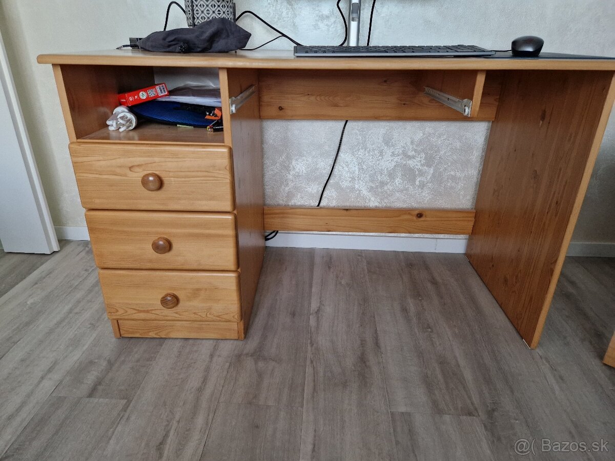 Dreveny pisaci stol