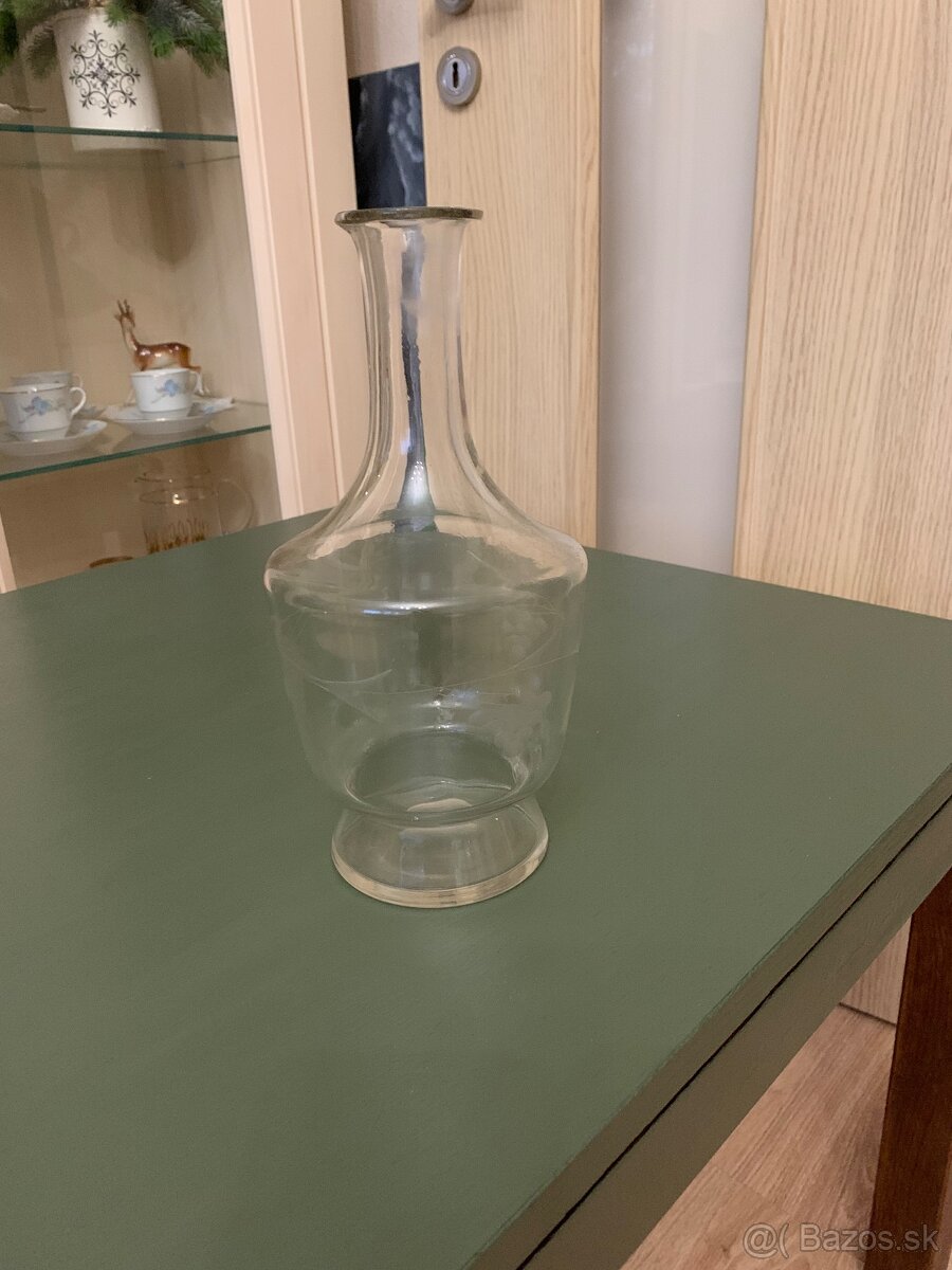 Stará sklenená karafa, fľaša s výbrusom