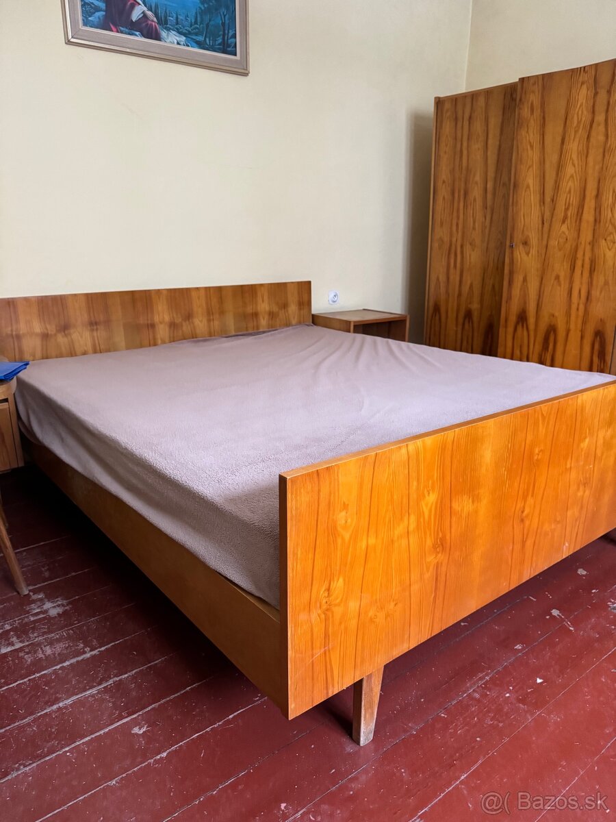 Kvalitná drevená spálňová súprava