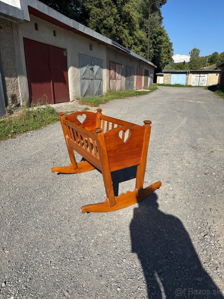 Ručne vyrezávana detská kolíska
