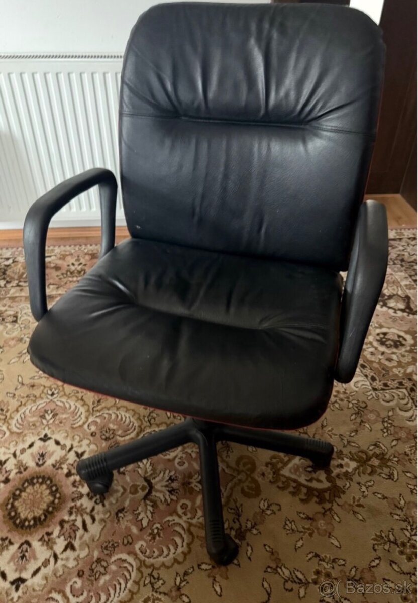 Čierne kožené kreslo