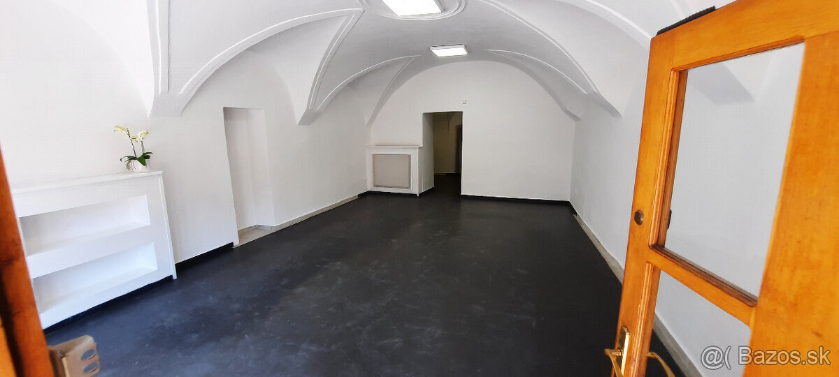 Prenájom obchodné priestory centrum na námestí 78m2