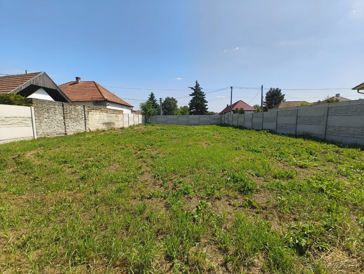 Stavebný pozemok s povolením v Palárikove .