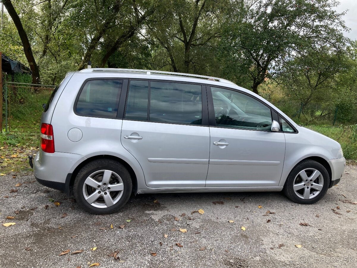 Volkswagen Touran striebornej farby