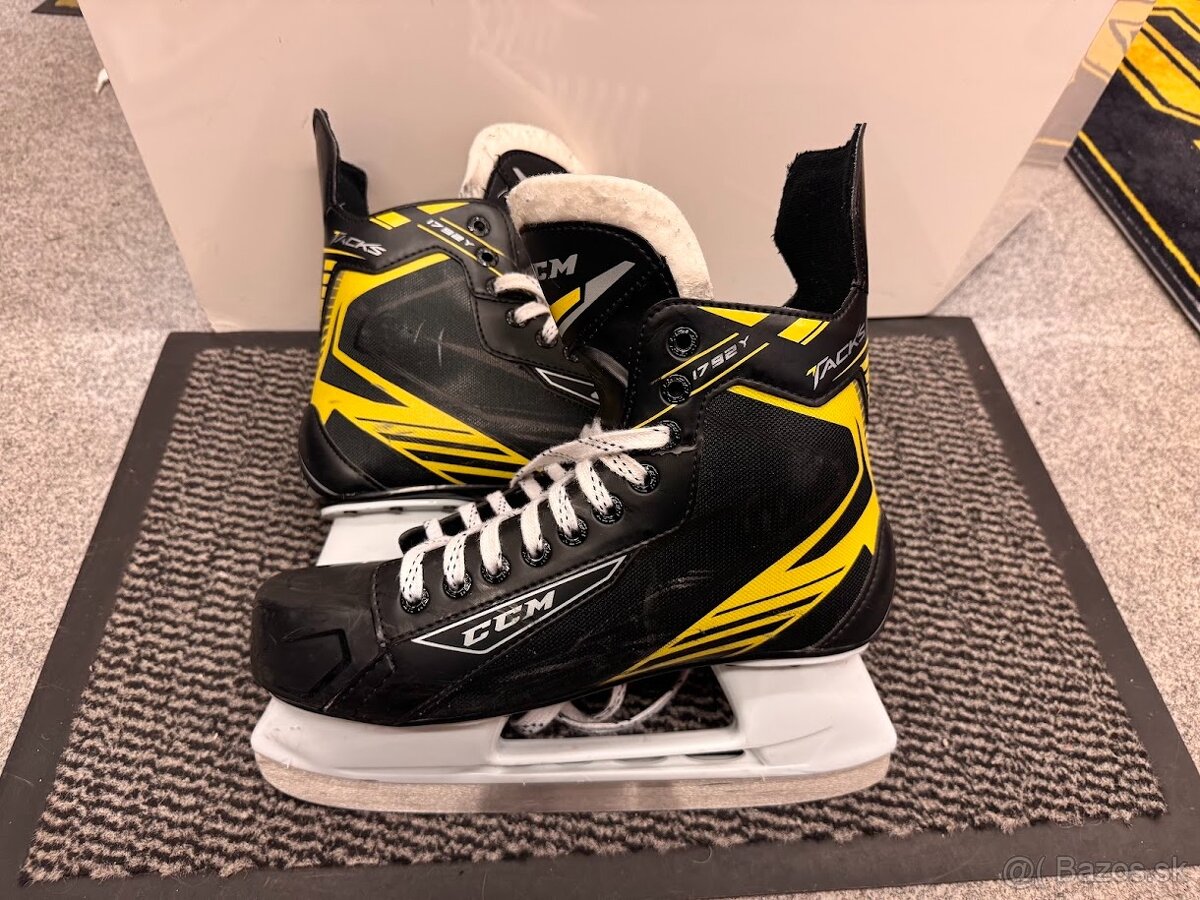 BRUSLE CCM TACKS 1792, vel. 9 /44