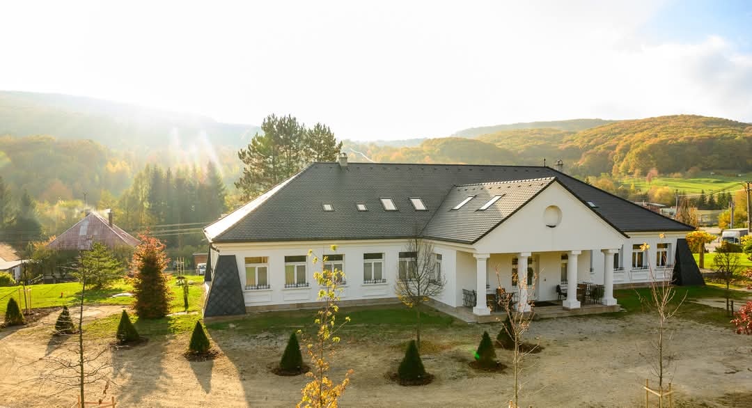 Luxusná Kúria pri Trenčíne – 14 Izieb, 5700 m² Pozemok