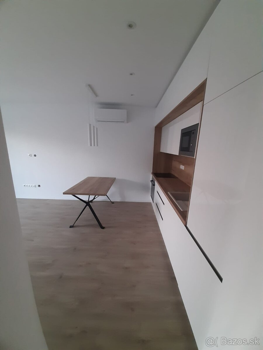 2i čiastočne zariadený byt s balkónom, staré sídlisko Priev