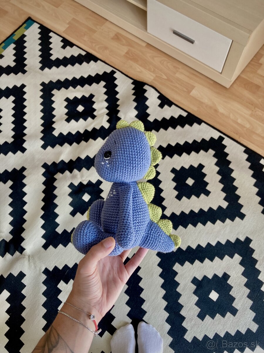 Háčkovaný dinosaurus Dino a hrkálka set pre deti
