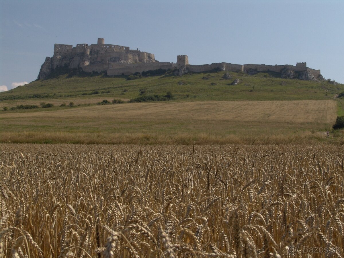 Stavebný pozemok pod hradom. 3579m2 Spišské Podhradie.