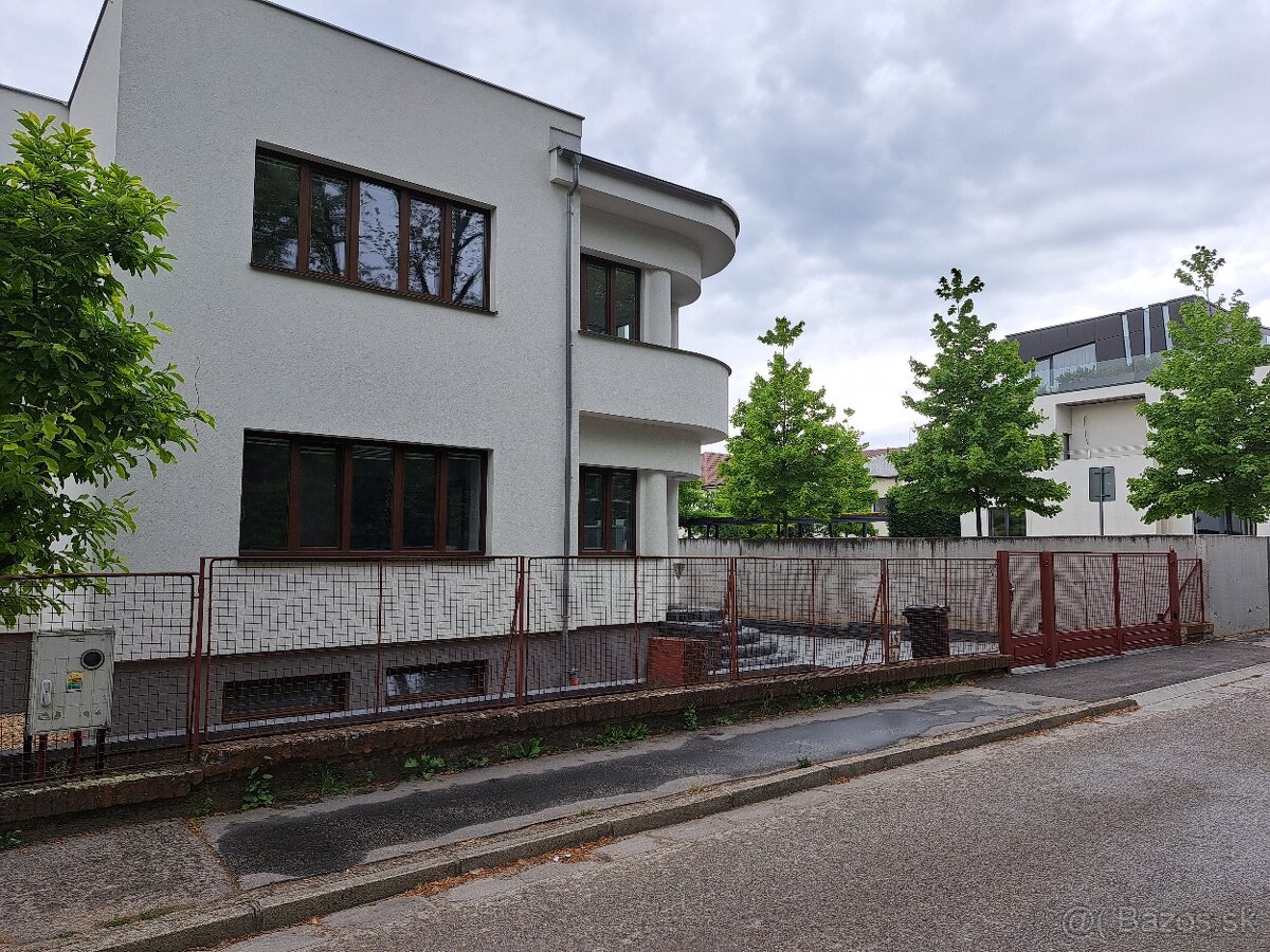 Prenajmem kanceláriu v centre Z.M. A.Kmeťa s parkovaním