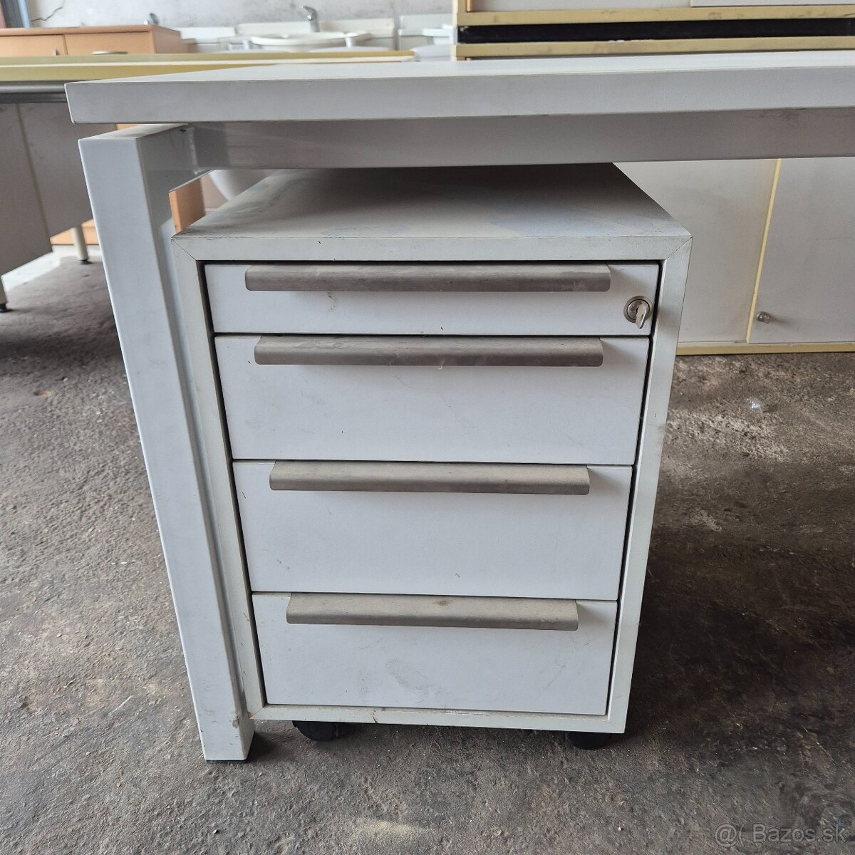 Predam kancelarske stoly a skrinky