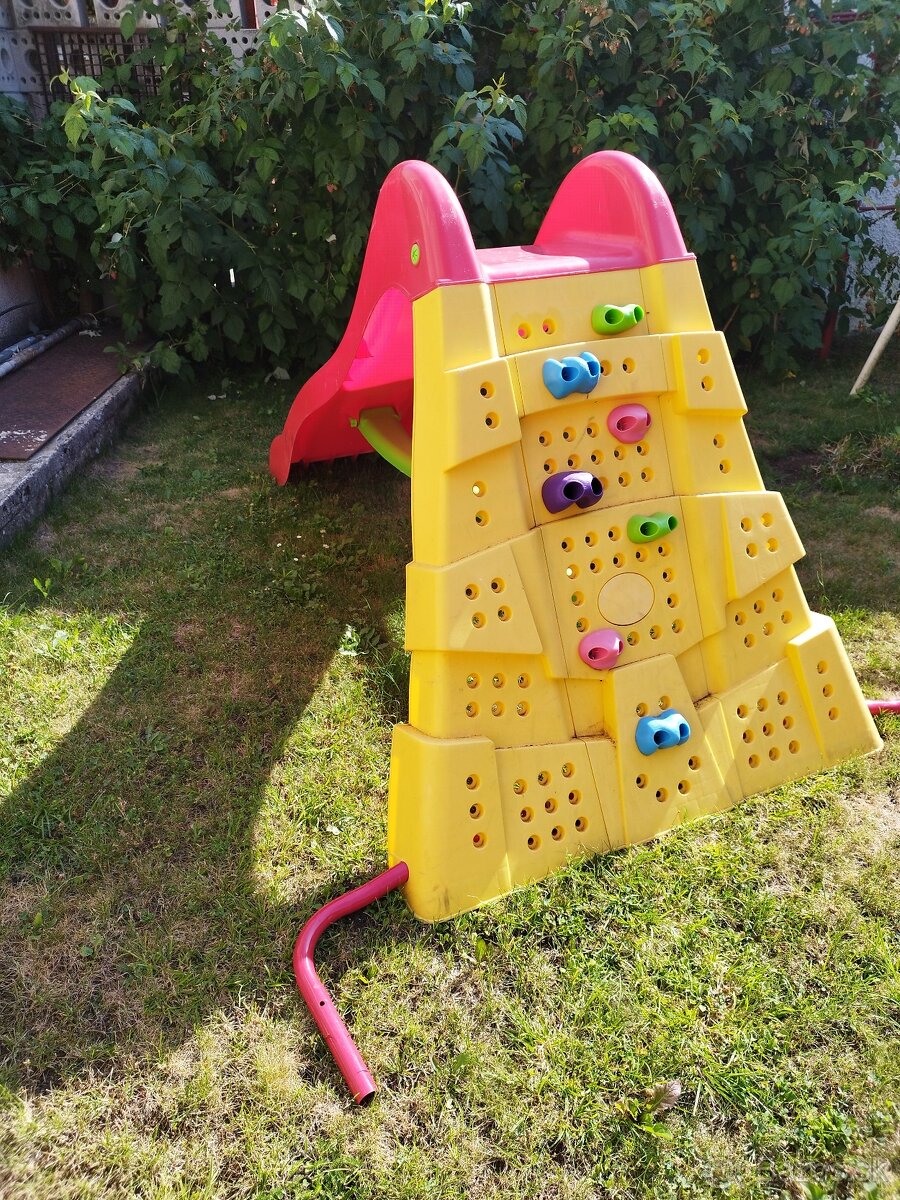 Šmýkačka s lezeckou stenou