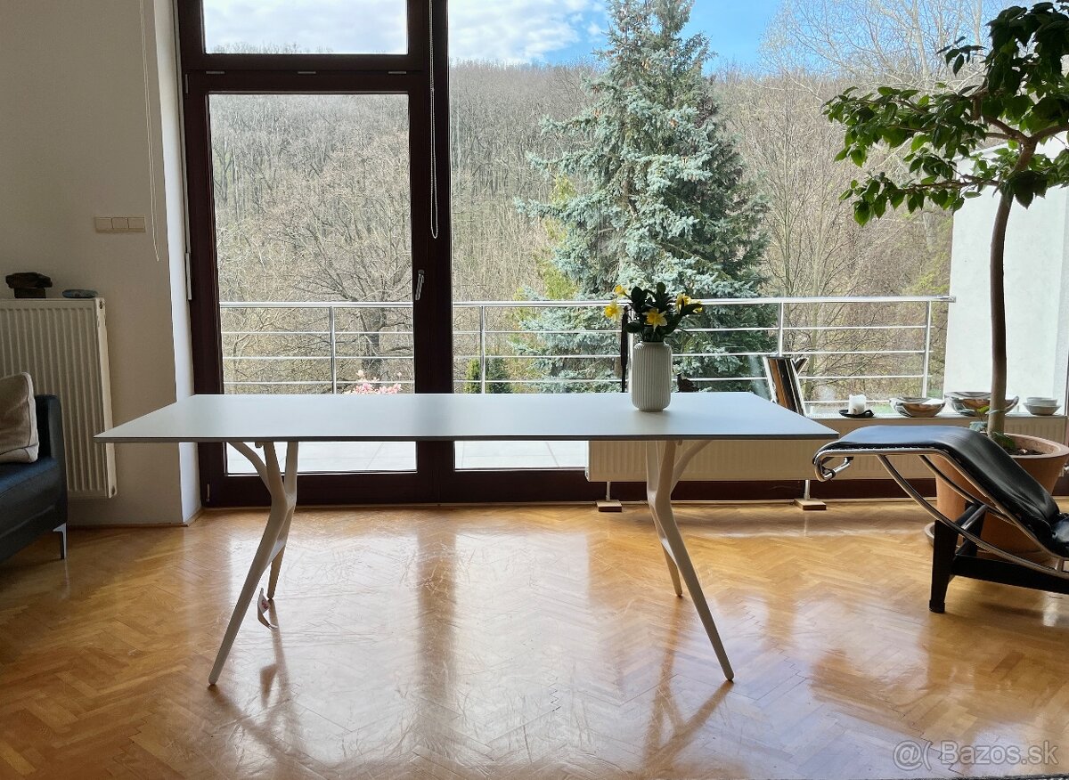 Stôl od firmy Kartell - Spoon Table, dizajn ANTO