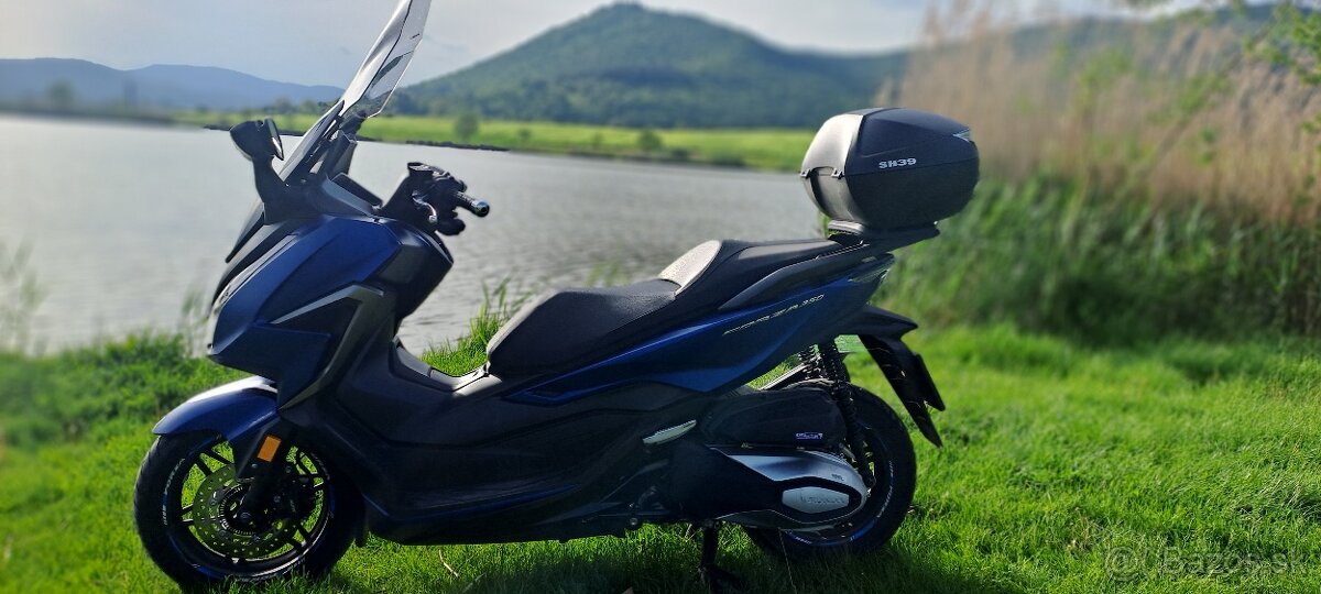 Honda forza 350.
