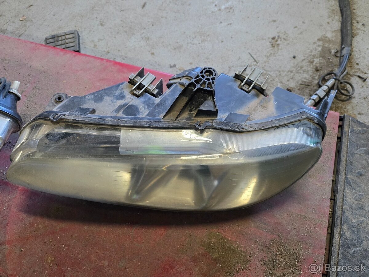 Ľavé predné svetlo na peugeot 406 coupe