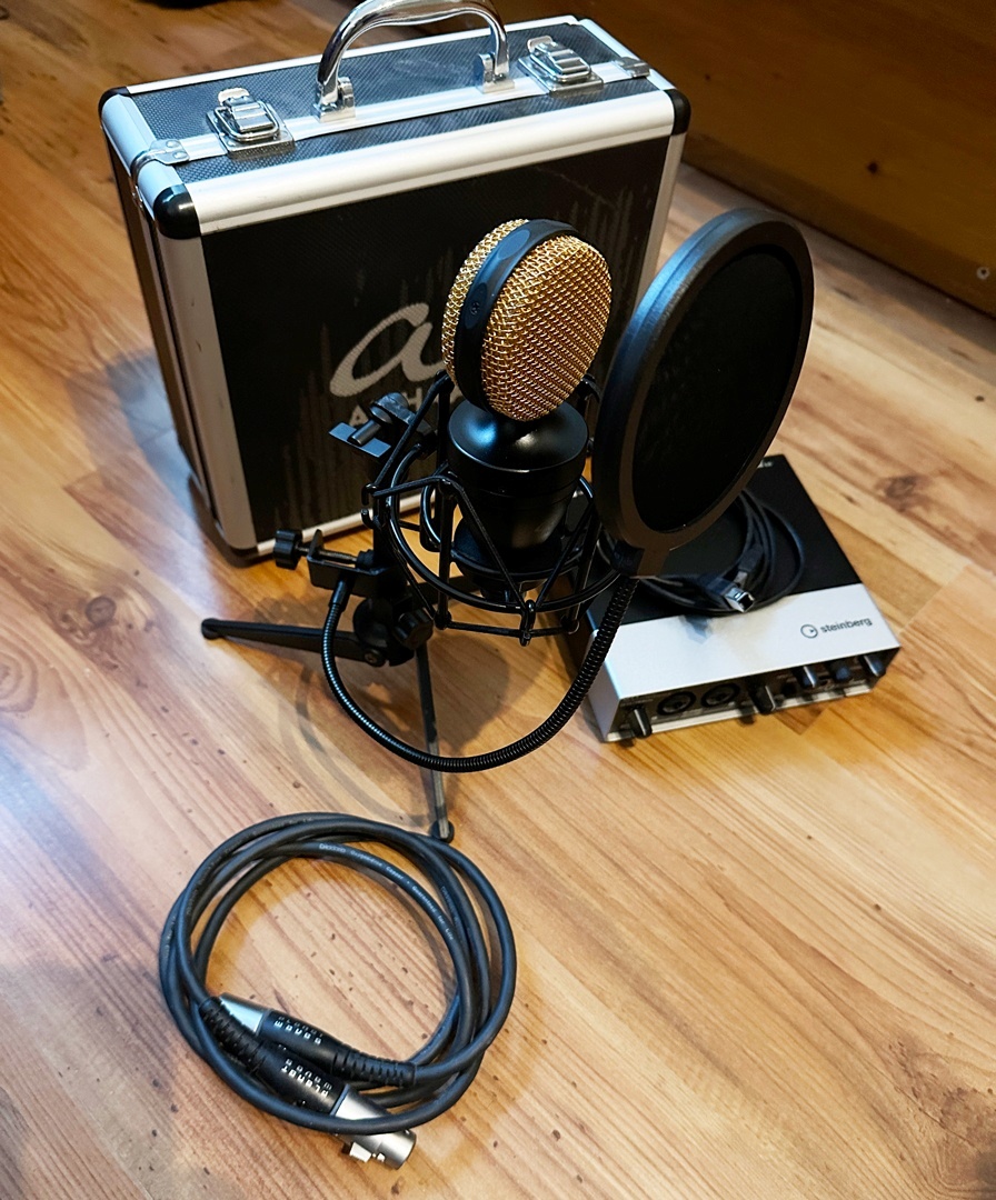 et pre podcast, alebo stream mikrofón/zvukovka/stojan