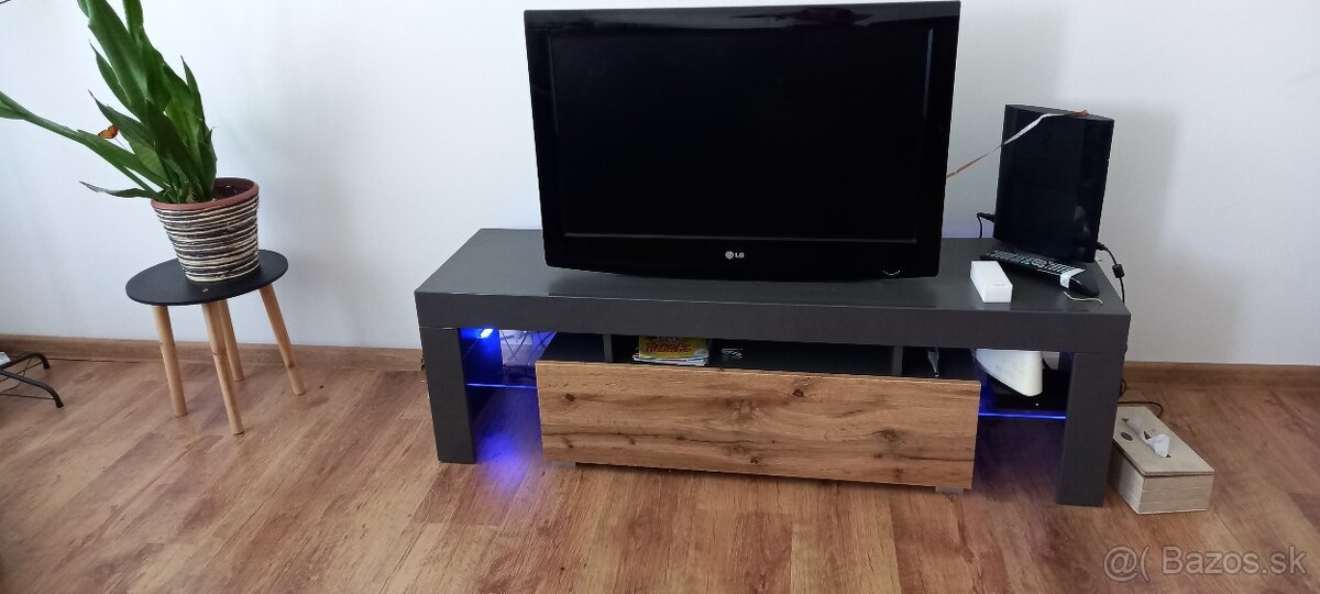 Predam tv stolik