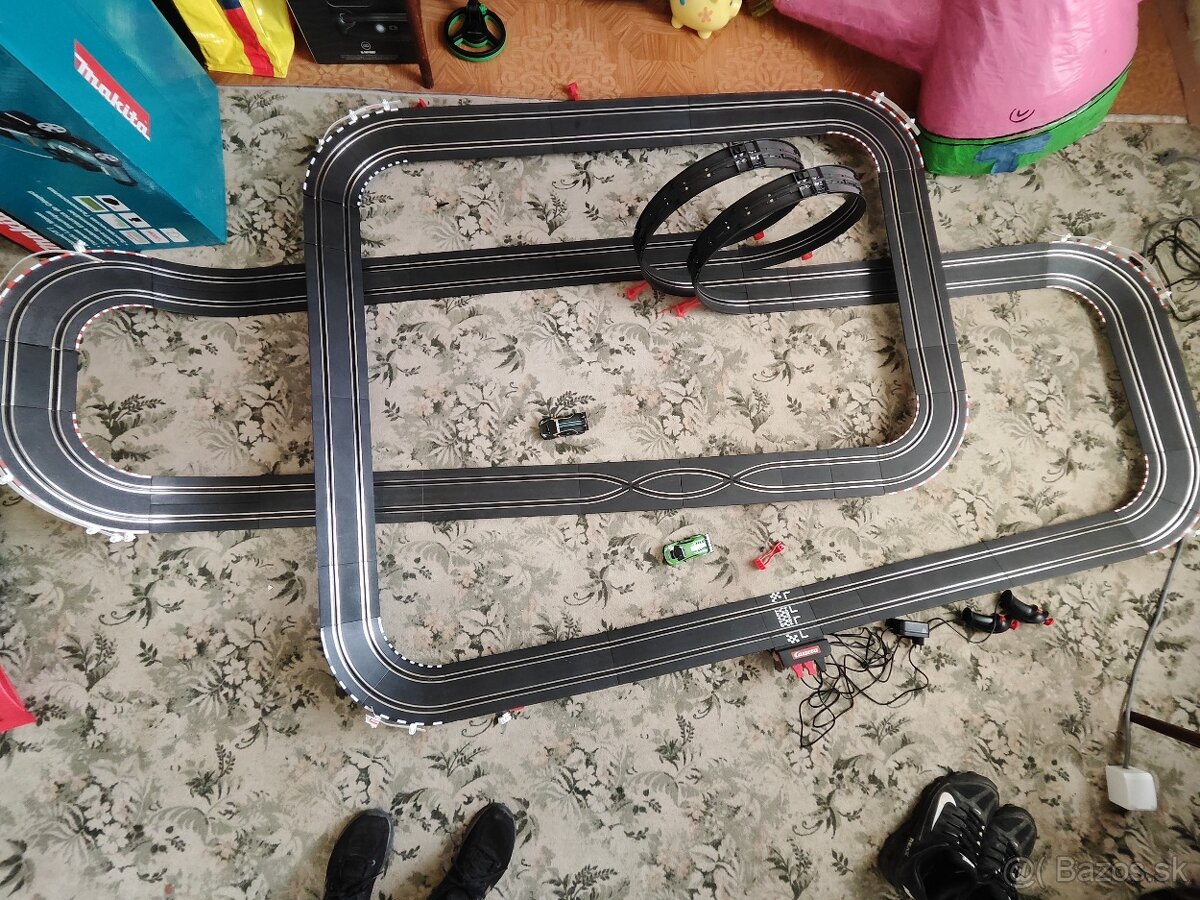 Spolu 2 autodrahy Carrera.malo pouzivane...takze 4 auticka..