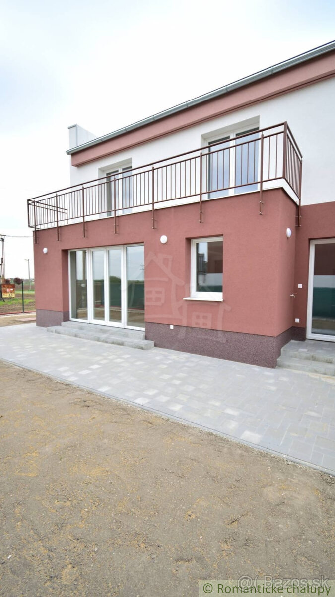 Novostavba štvorizbového rodinného domu s garážou v radove