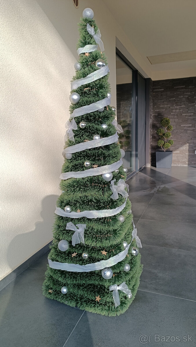 Vianočný stromček s ozdobami
