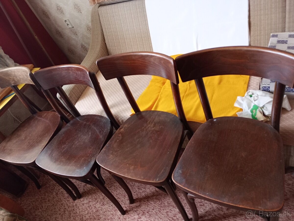 Pevné drevené stoličky