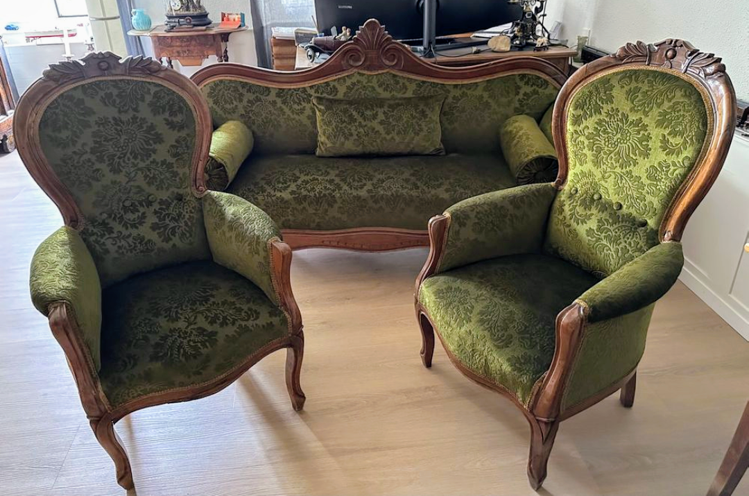 Čalúnená antická sedačka