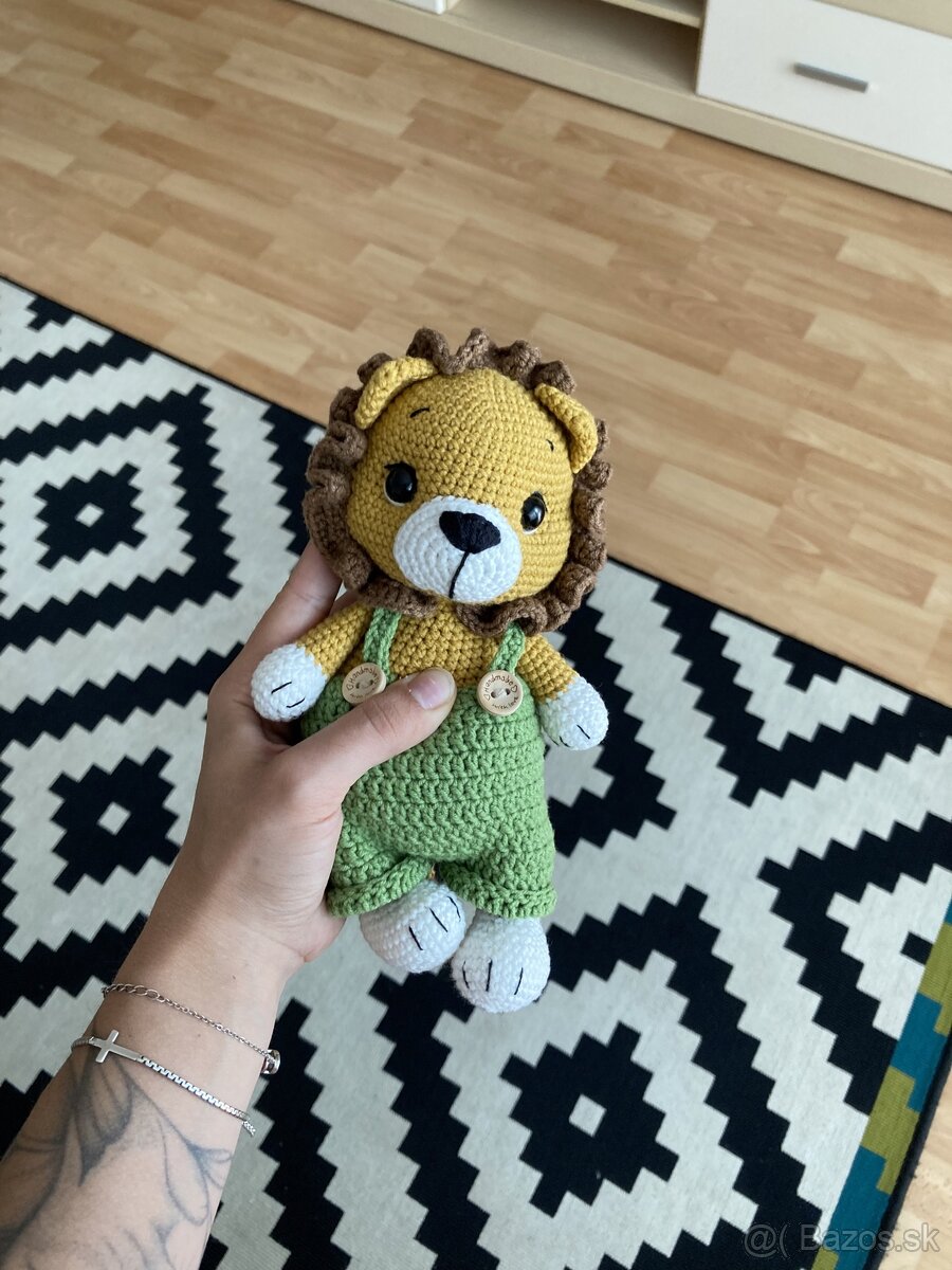 Háčkovaný levík v kombinéze a hrkálka hand made