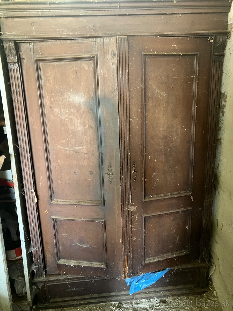 Starožitná skriňa