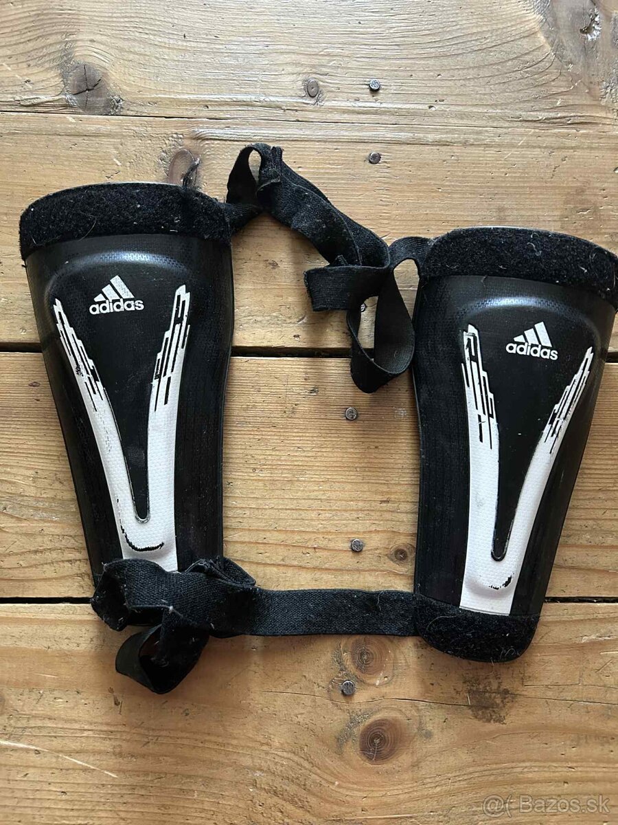 Adidas -chrániče na football