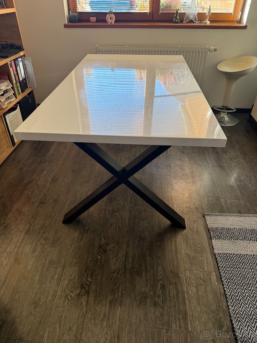 Predám kuchynský stôl