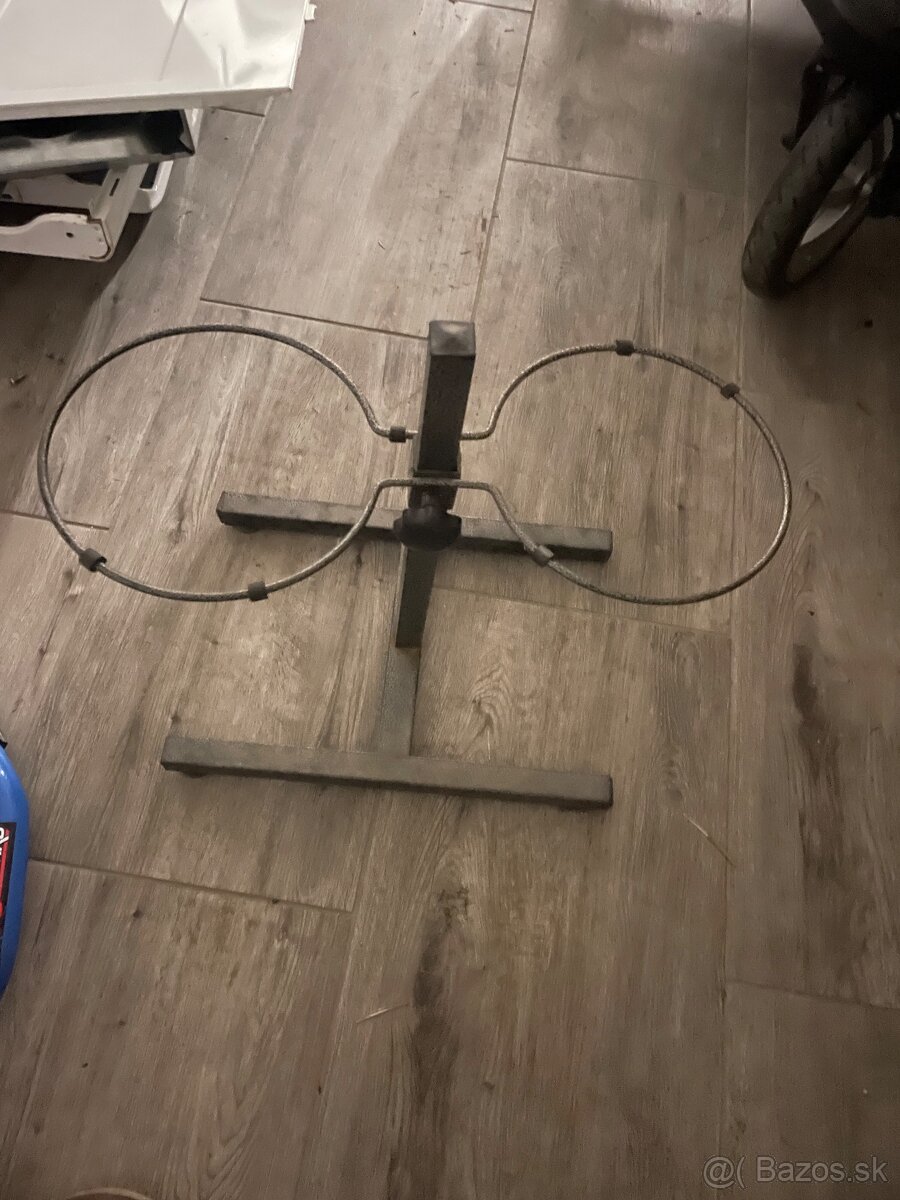 Darujem stojany na misky