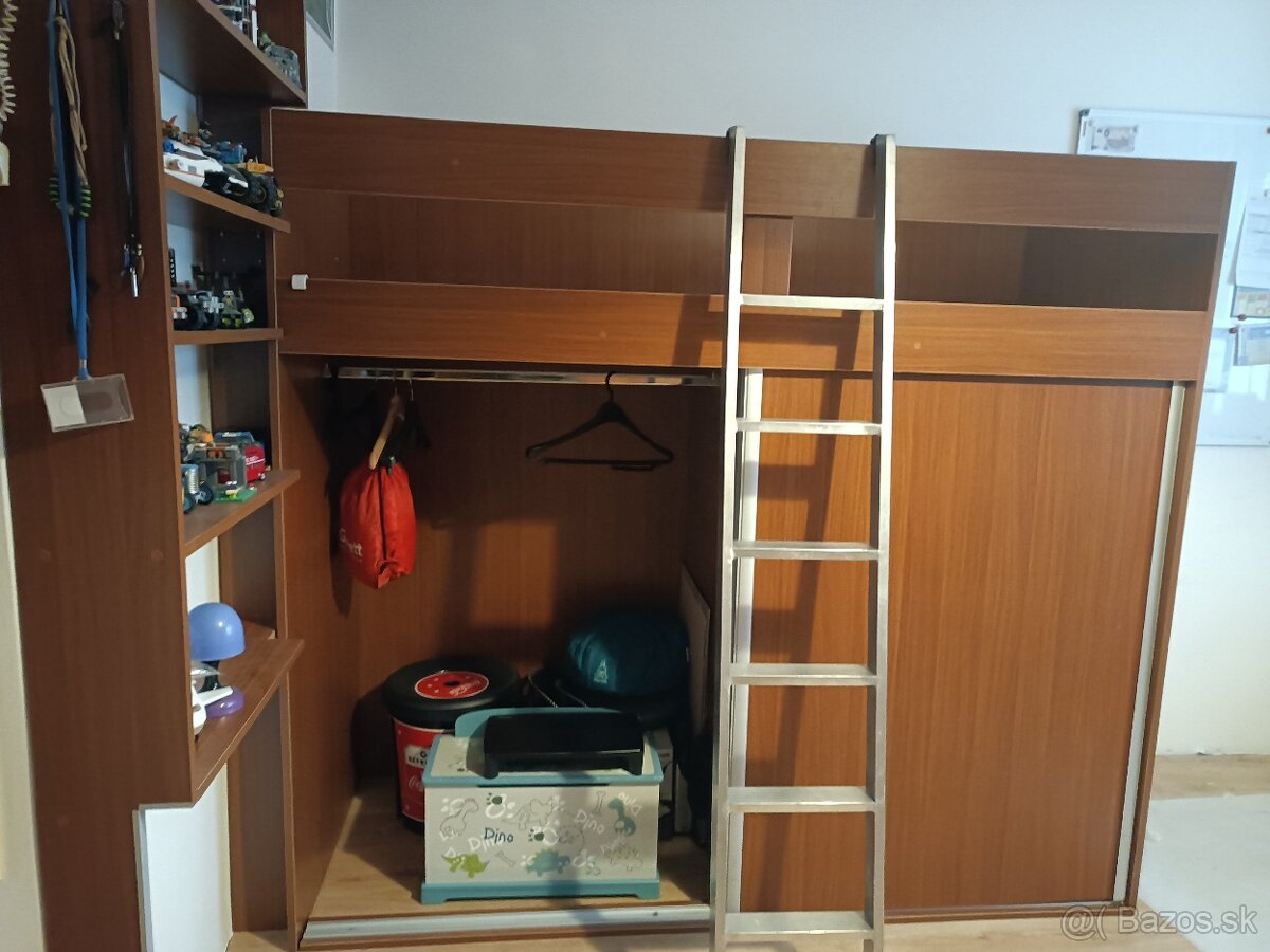 Poschodová posteľ so skriňou