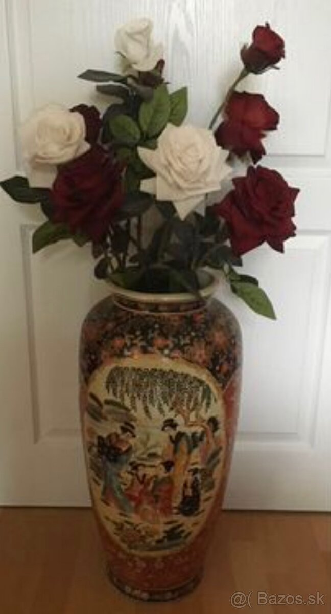 Čínská vaza a stlp s kvetinačom