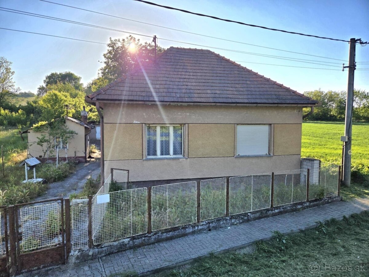 Ponúkame na predaj rodinný dom v obci Pastovce.