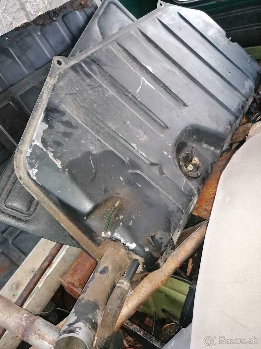 Lada niva nádrž
