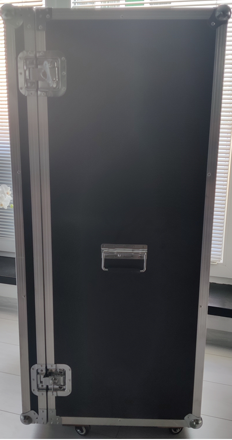 cierny prepravny kufor - case - box - rack