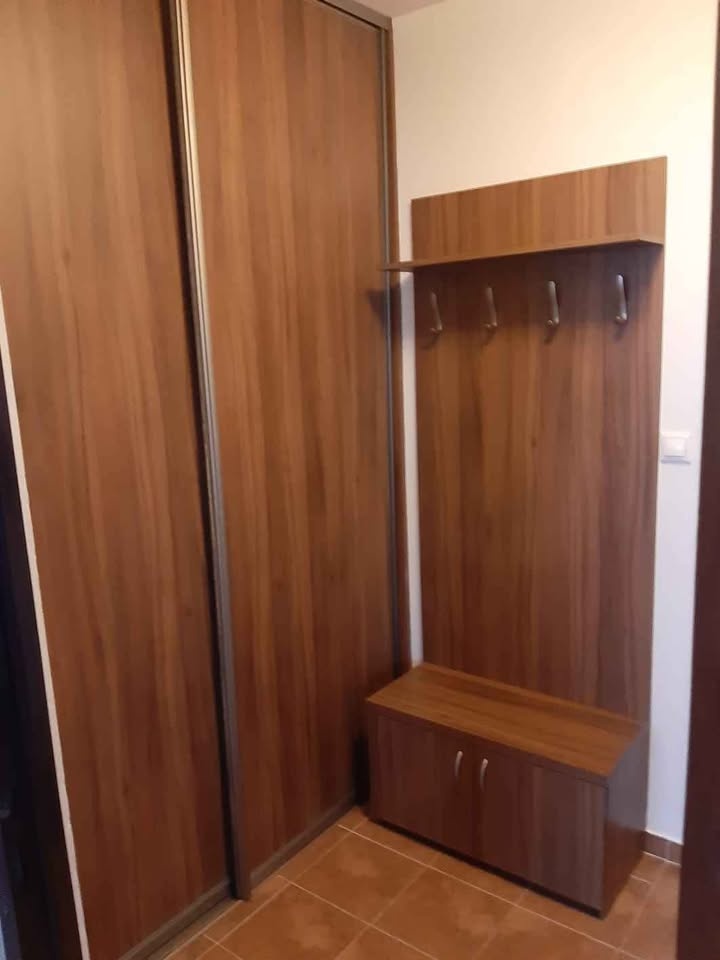 Nabytok do predsiene s vešiakmi a botníkom