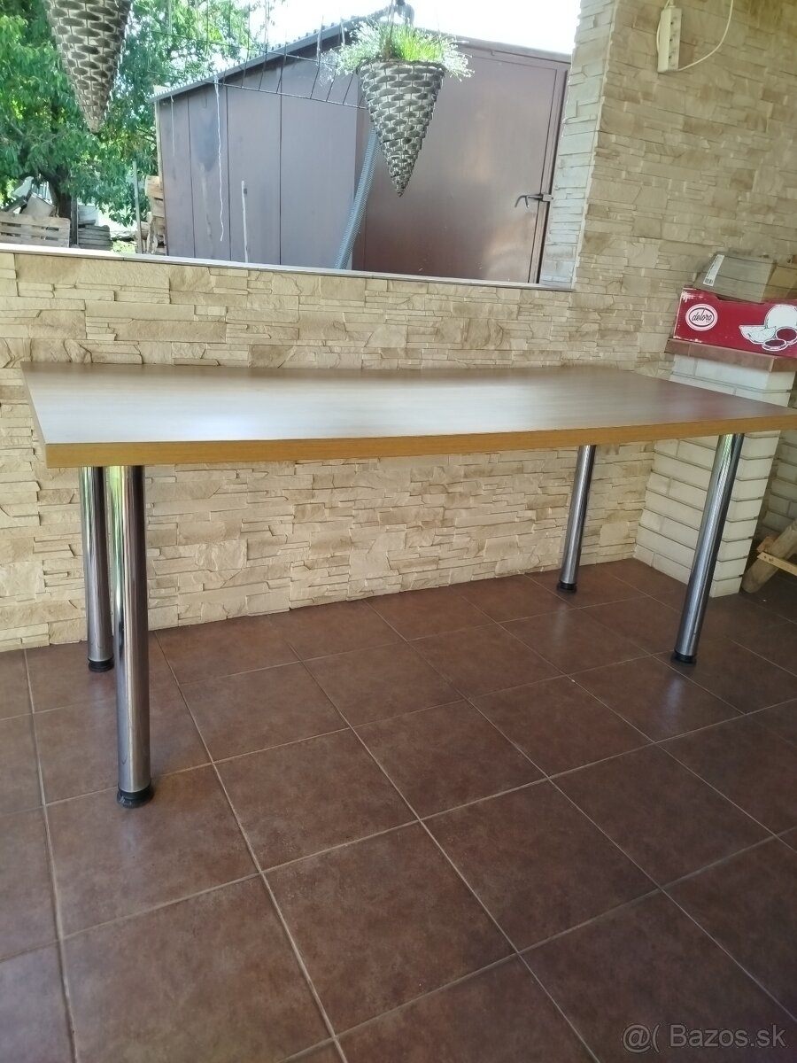 Jedálenský stôl