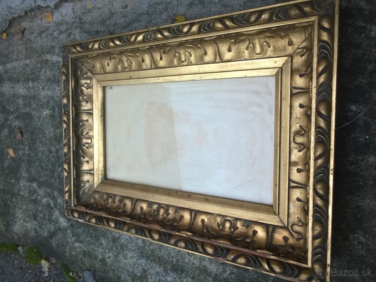 starý masívny rám