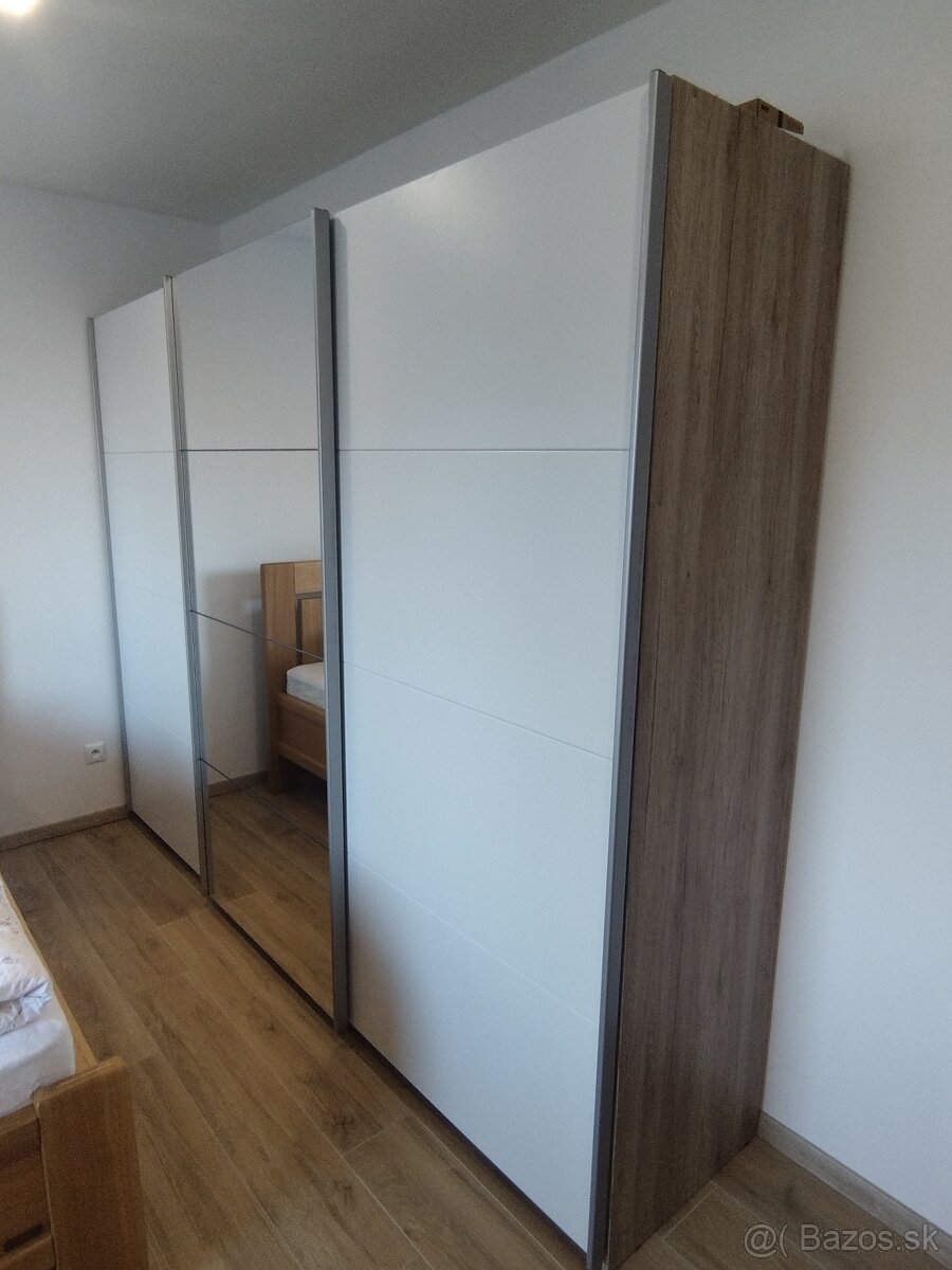 Šatníková skriňa 270d x 210v x 54h